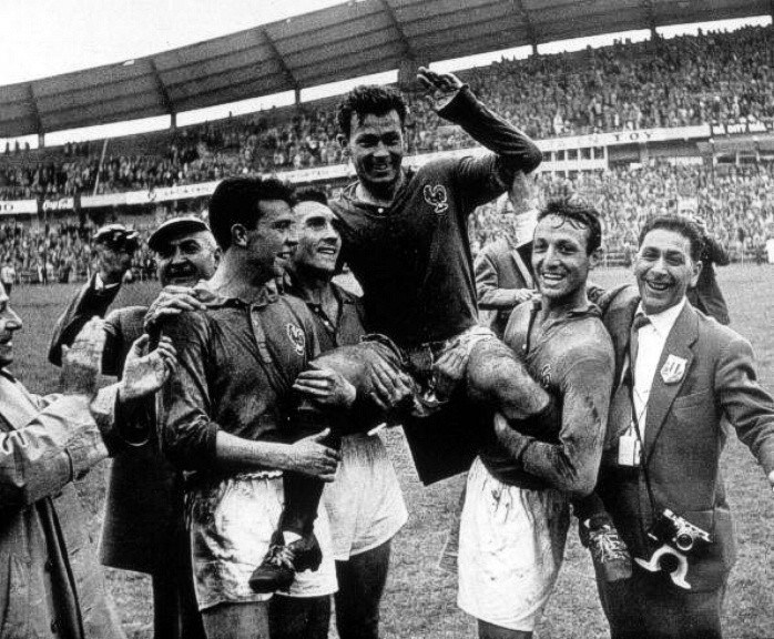 Kỷ lục bàn thắng cá nhân trong một vòng chung kết World Cup: 13 bàn. Đó là Just Fontaine tại World Cup 1958, và tôi không nghĩ có ai có thể phá được kỷ lục này.